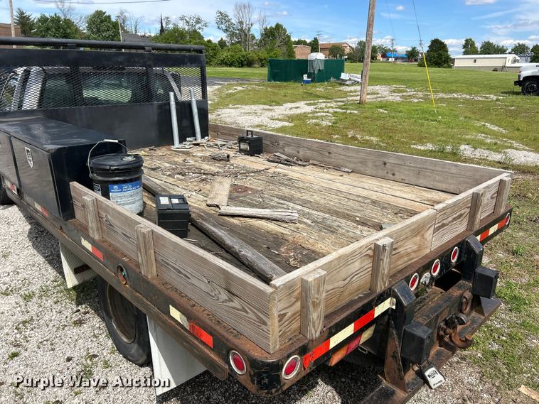 image for item FC5478 2002 Chevrolet Silverado 3500 flatbed pickup truck