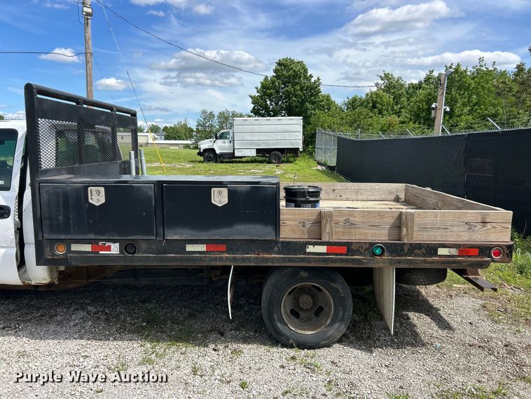 image for item FC5478 2002 Chevrolet Silverado 3500 flatbed pickup truck