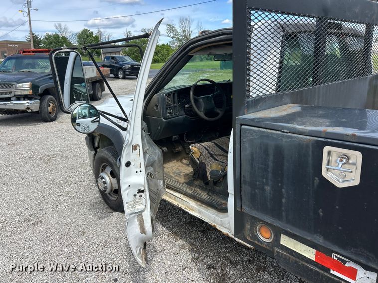 image for item FC5478 2002 Chevrolet Silverado 3500 flatbed pickup truck