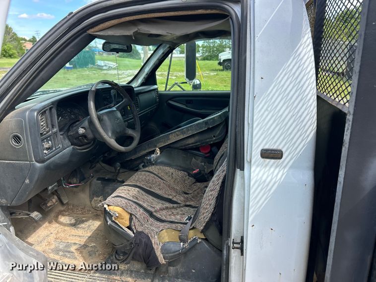 image for item FC5478 2002 Chevrolet Silverado 3500 flatbed pickup truck