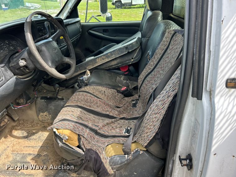 image for item FC5478 2002 Chevrolet Silverado 3500 flatbed pickup truck