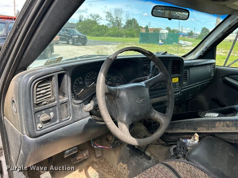 image for item FC5478 2002 Chevrolet Silverado 3500 flatbed pickup truck