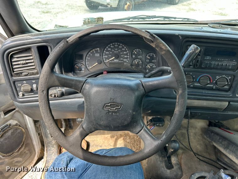image for item FC5478 2002 Chevrolet Silverado 3500 flatbed pickup truck