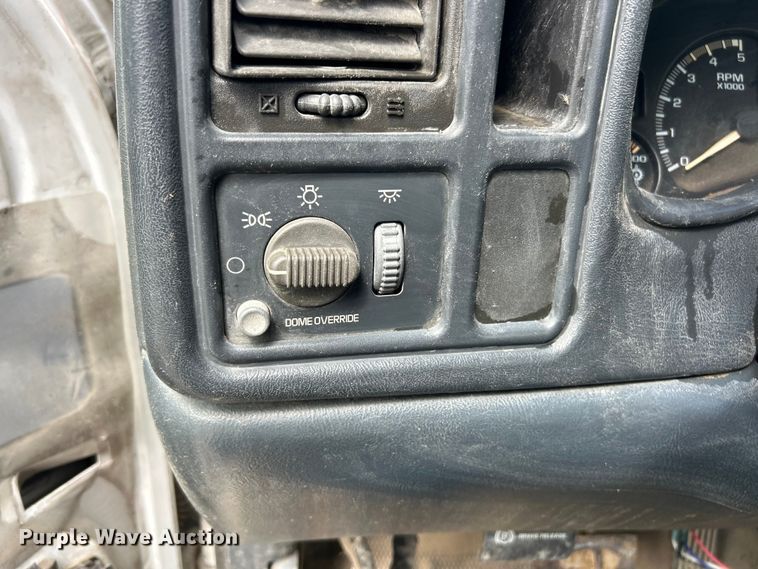 image for item FC5478 2002 Chevrolet Silverado 3500 flatbed pickup truck