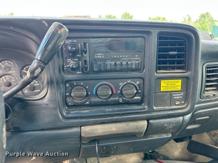 image for item FC5478 2002 Chevrolet Silverado 3500 flatbed pickup truck