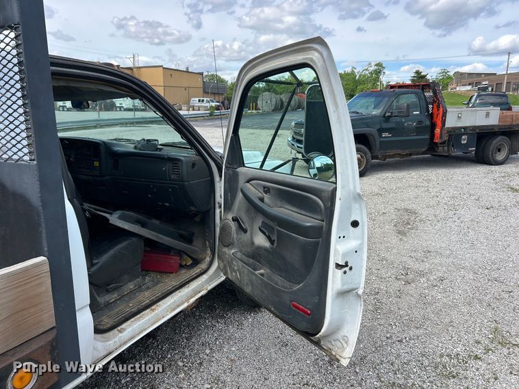 image for item FC5478 2002 Chevrolet Silverado 3500 flatbed pickup truck