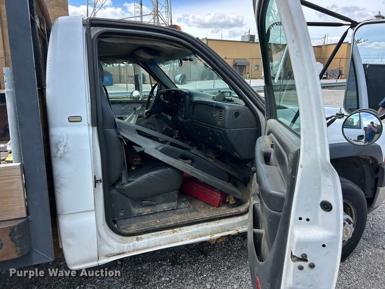 image for item FC5478 2002 Chevrolet Silverado 3500 flatbed pickup truck