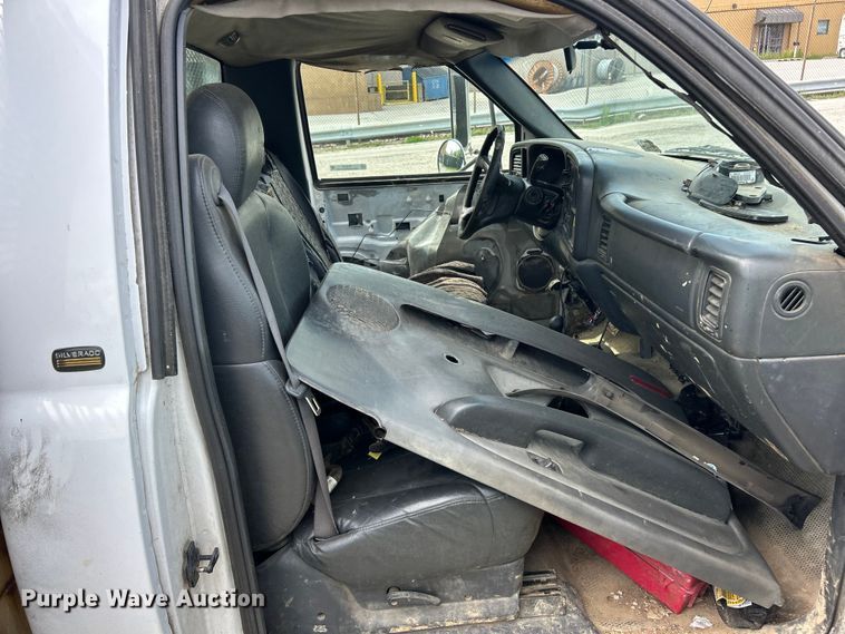 image for item FC5478 2002 Chevrolet Silverado 3500 flatbed pickup truck