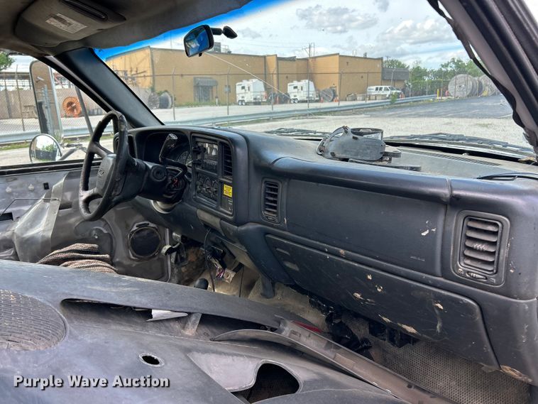 image for item FC5478 2002 Chevrolet Silverado 3500 flatbed pickup truck