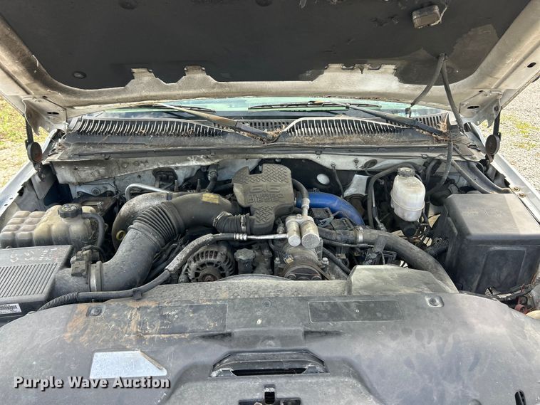 image for item FC5478 2002 Chevrolet Silverado 3500 flatbed pickup truck