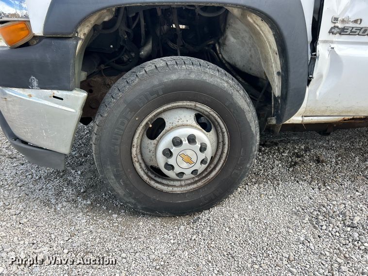 image for item FC5478 2002 Chevrolet Silverado 3500 flatbed pickup truck