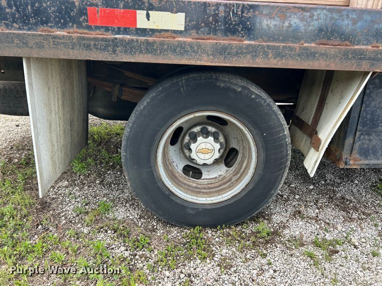 image for item FC5478 2002 Chevrolet Silverado 3500 flatbed pickup truck