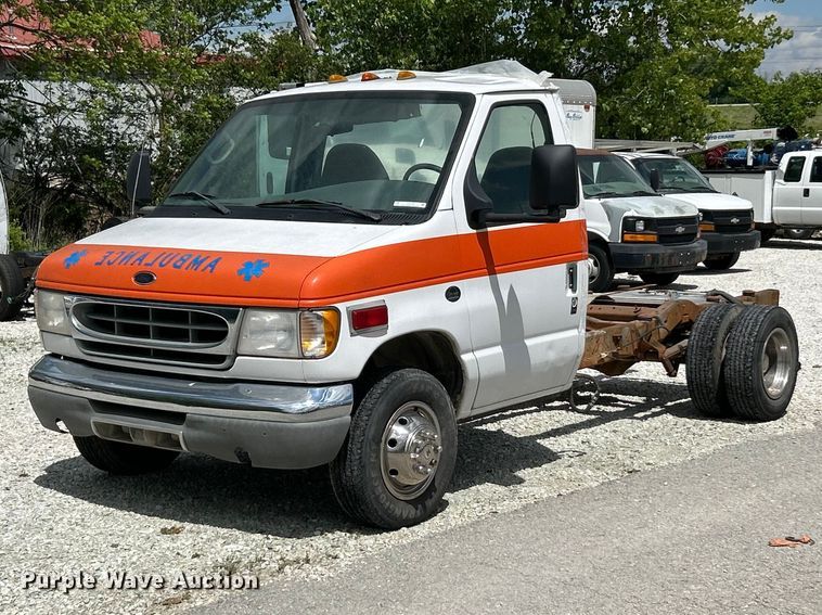 image for item FC5495 2001 Ford E350 truck cab and chassis