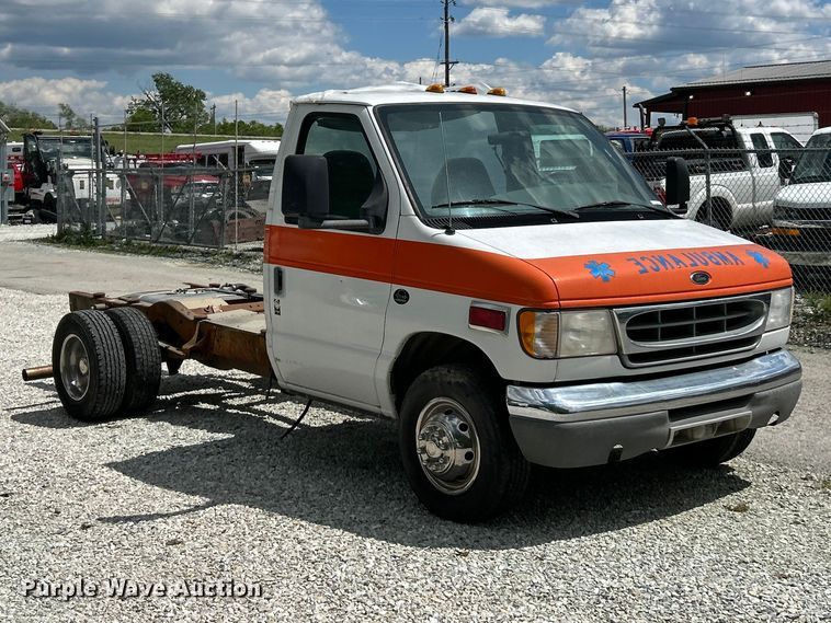 image for item FC5495 2001 Ford E350 truck cab and chassis