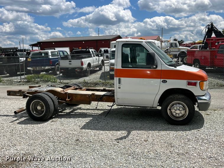 image for item FC5495 2001 Ford E350 truck cab and chassis