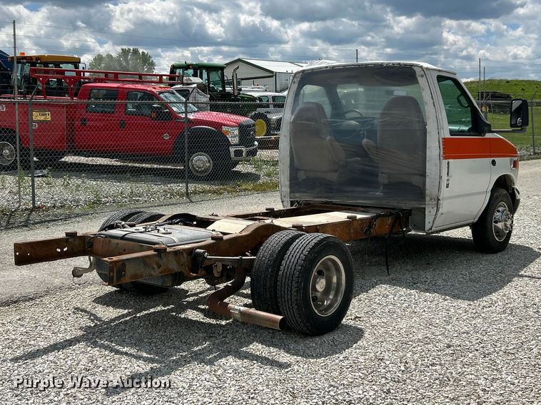 image for item FC5495 2001 Ford E350 truck cab and chassis