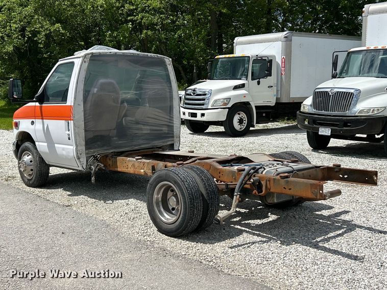 image for item FC5495 2001 Ford E350 truck cab and chassis