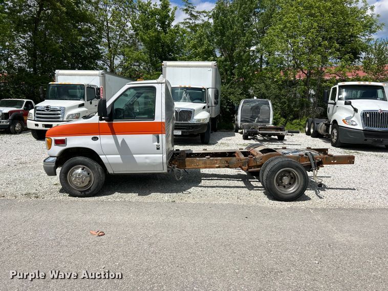 image for item FC5495 2001 Ford E350 truck cab and chassis