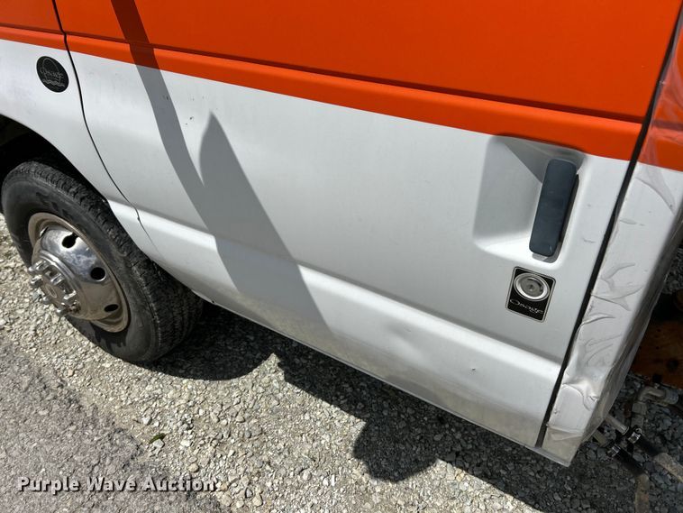image for item FC5495 2001 Ford E350 truck cab and chassis