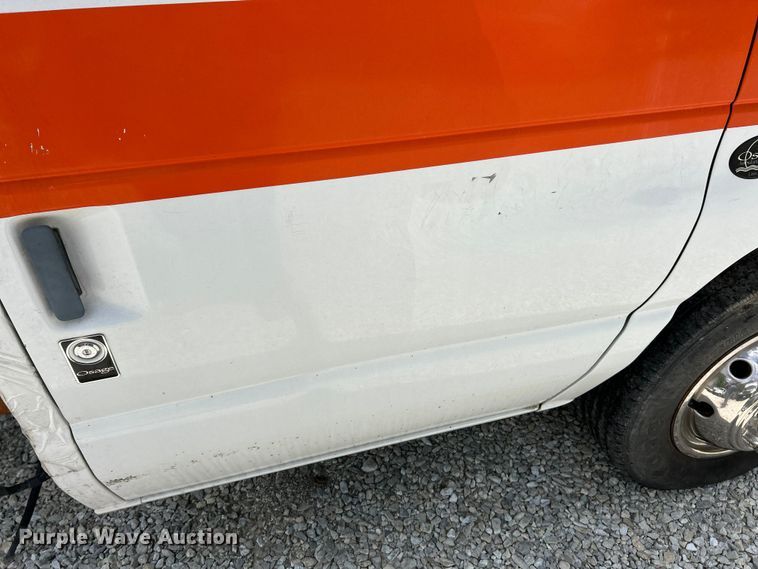 image for item FC5495 2001 Ford E350 truck cab and chassis
