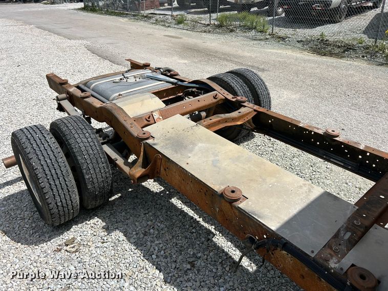 image for item FC5495 2001 Ford E350 truck cab and chassis
