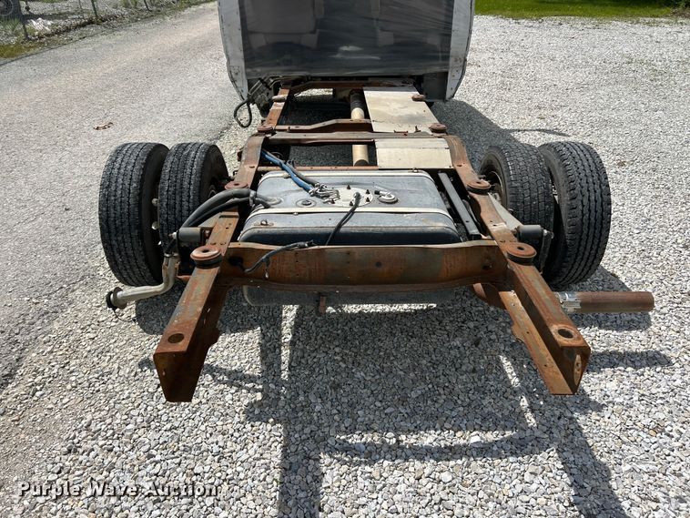 image for item FC5495 2001 Ford E350 truck cab and chassis