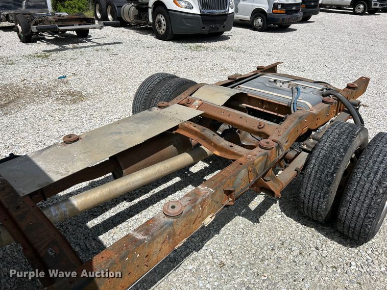 image for item FC5495 2001 Ford E350 truck cab and chassis