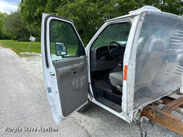 image for item FC5495 2001 Ford E350 truck cab and chassis