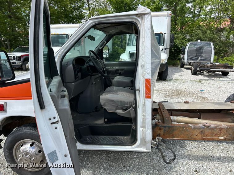 image for item FC5495 2001 Ford E350 truck cab and chassis