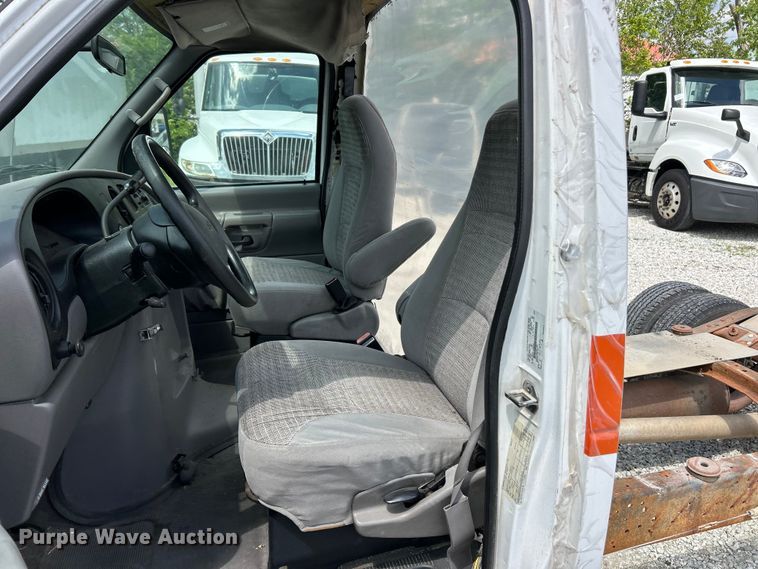 image for item FC5495 2001 Ford E350 truck cab and chassis