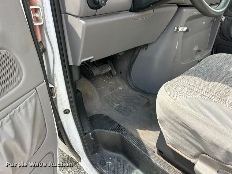 image for item FC5495 2001 Ford E350 truck cab and chassis