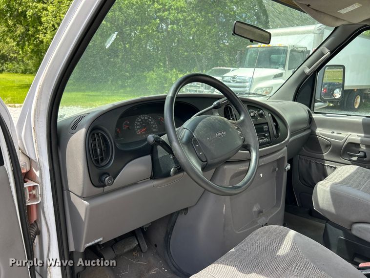 image for item FC5495 2001 Ford E350 truck cab and chassis