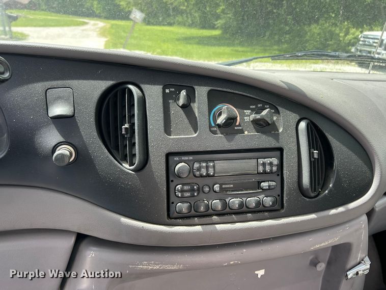 image for item FC5495 2001 Ford E350 truck cab and chassis