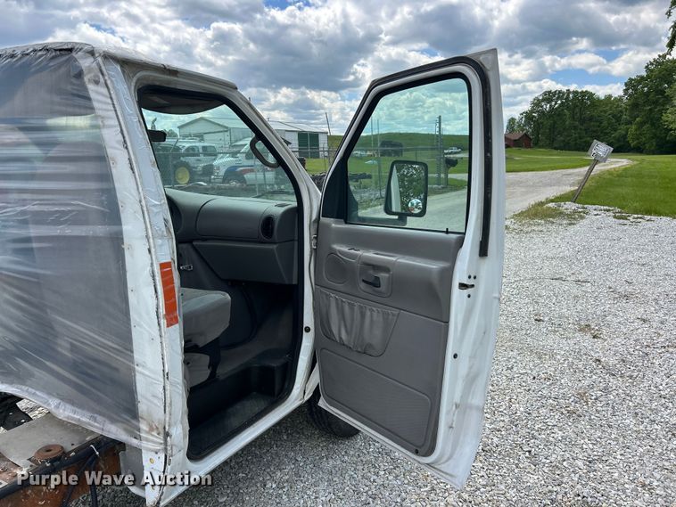 image for item FC5495 2001 Ford E350 truck cab and chassis