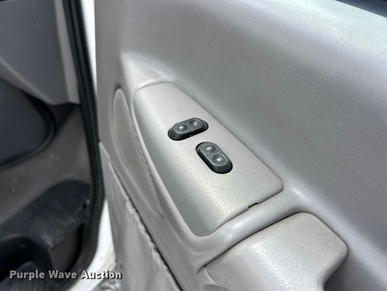 image for item FC5495 2001 Ford E350 truck cab and chassis