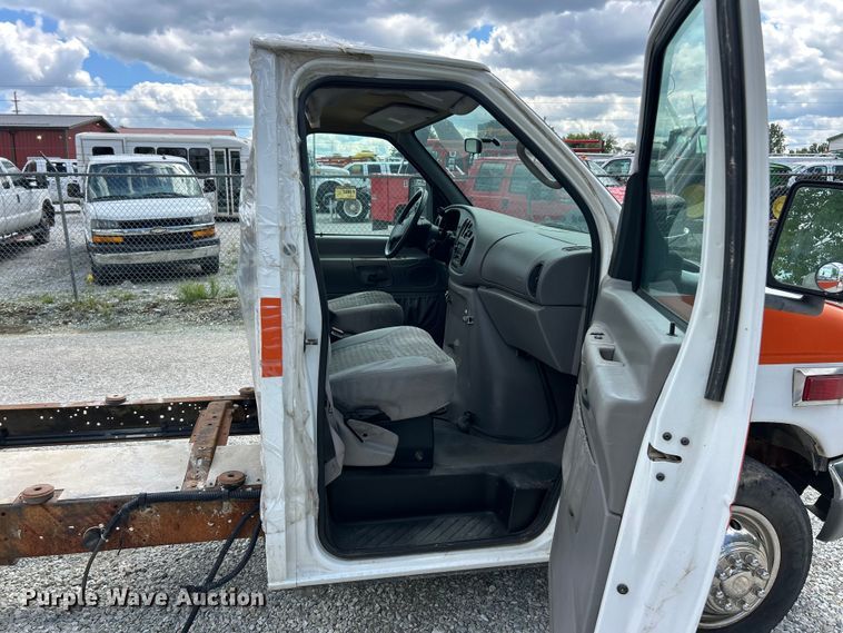 image for item FC5495 2001 Ford E350 truck cab and chassis
