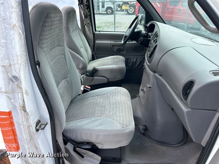 image for item FC5495 2001 Ford E350 truck cab and chassis