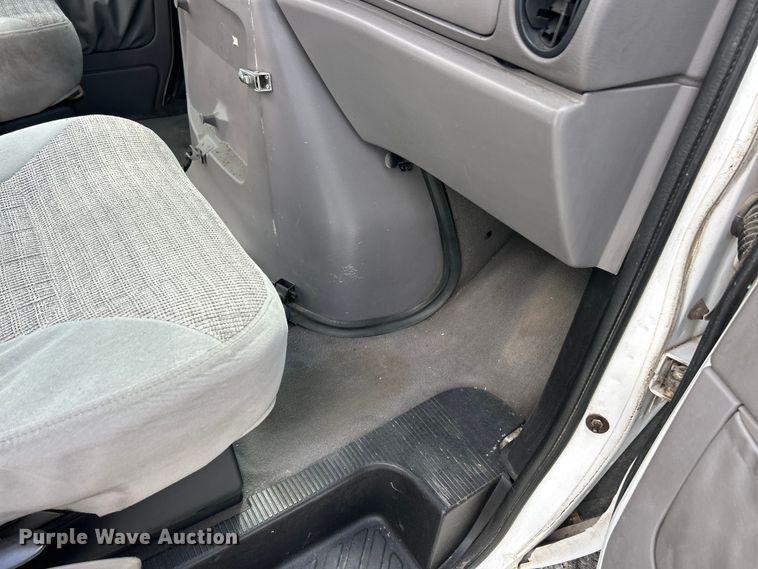 image for item FC5495 2001 Ford E350 truck cab and chassis