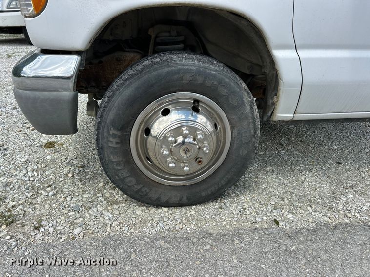 image for item FC5495 2001 Ford E350 truck cab and chassis