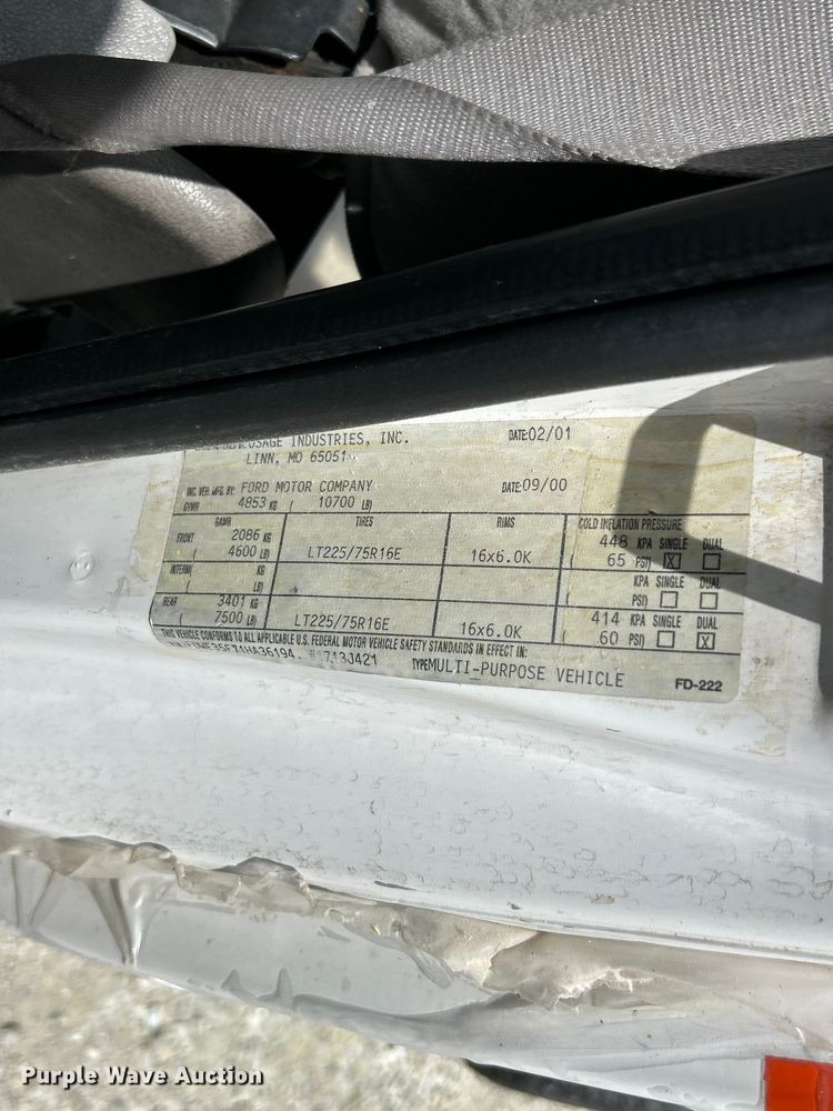 image for item FC5495 2001 Ford E350 truck cab and chassis