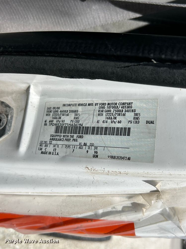 image for item FC5495 2001 Ford E350 truck cab and chassis