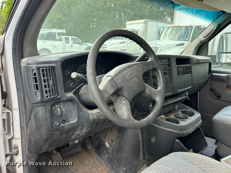 image for item FC5497 2007 Chevrolet Express box truck