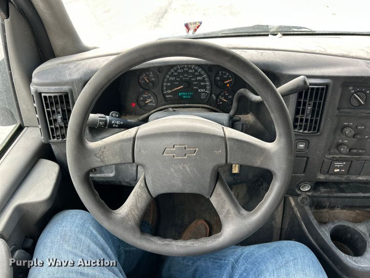 image for item FC5497 2007 Chevrolet Express box truck