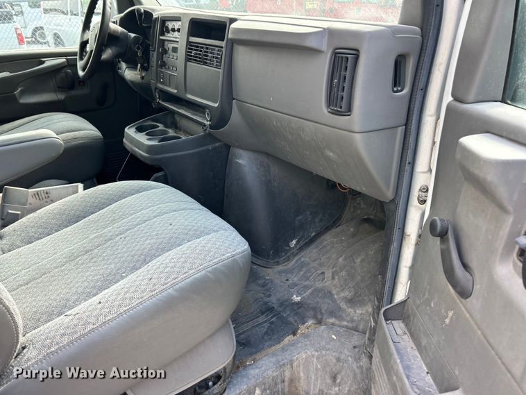 image for item FC5497 2007 Chevrolet Express box truck