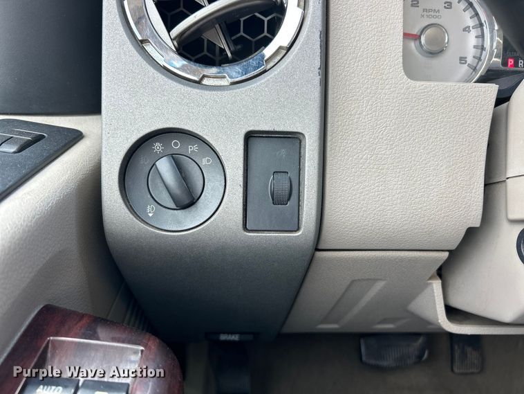 image for item FC5499 2008 Ford F350 Super Duty Crew Cab pickup truck