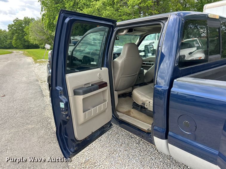 image for item FC5499 2008 Ford F350 Super Duty Crew Cab pickup truck
