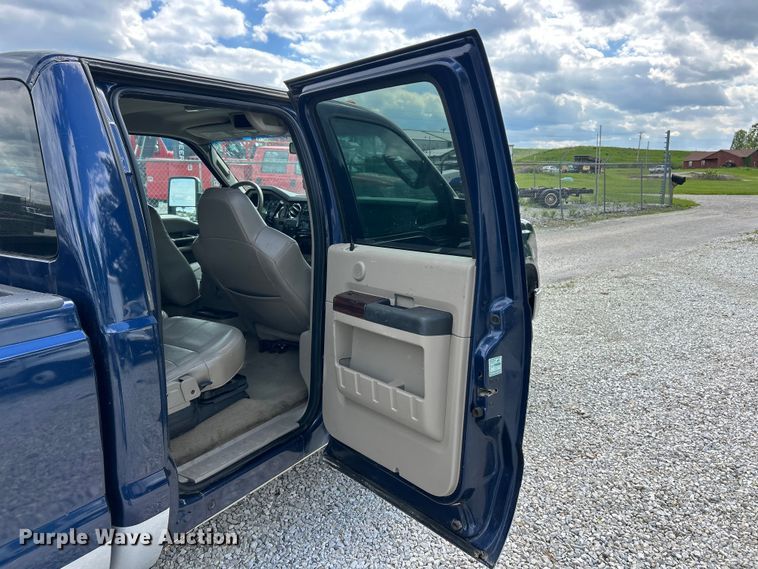 image for item FC5499 2008 Ford F350 Super Duty Crew Cab pickup truck