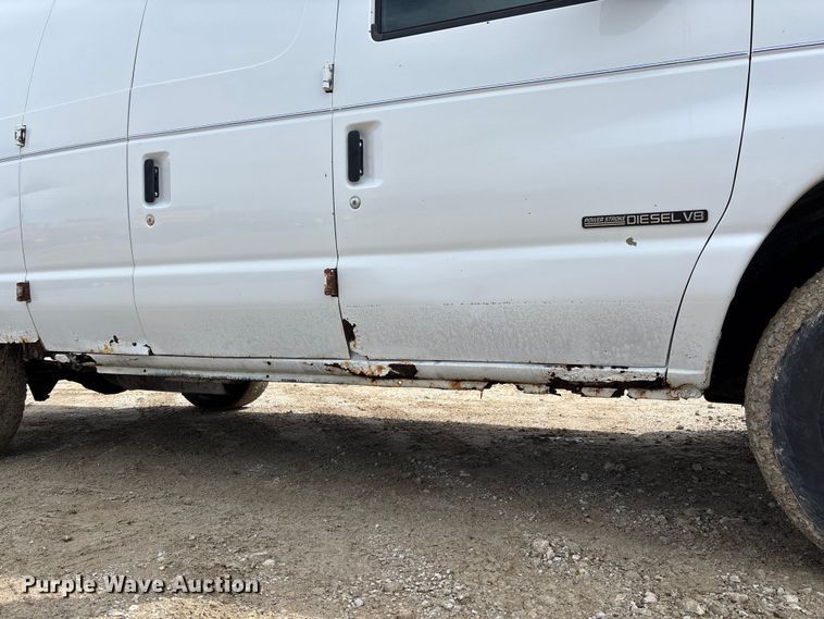 image for item FC5619 2003 Ford E350 van