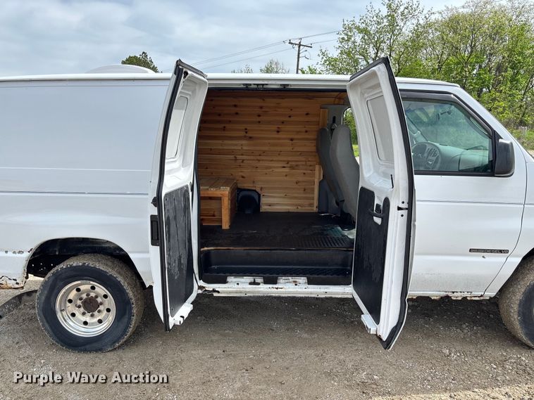 image for item FC5619 2003 Ford E350 van