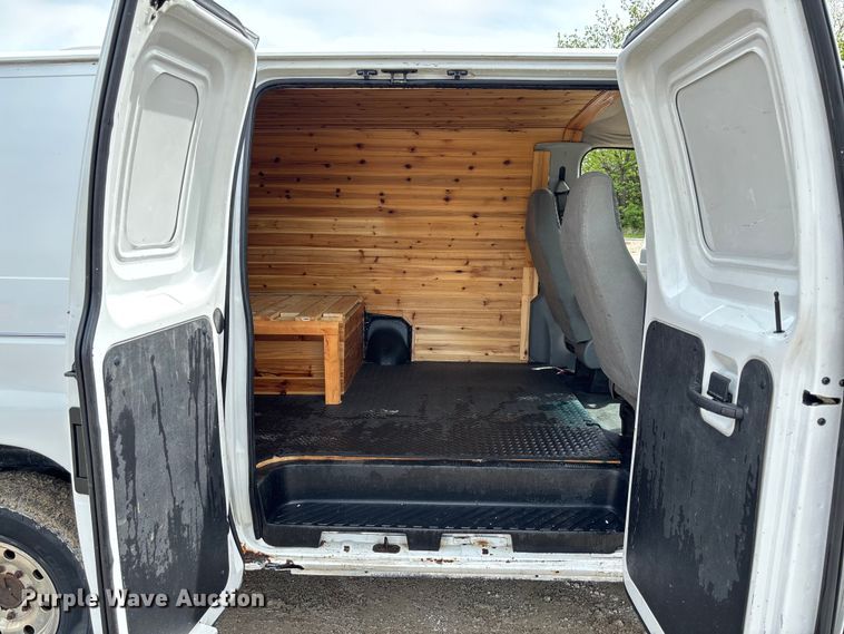 image for item FC5619 2003 Ford E350 van